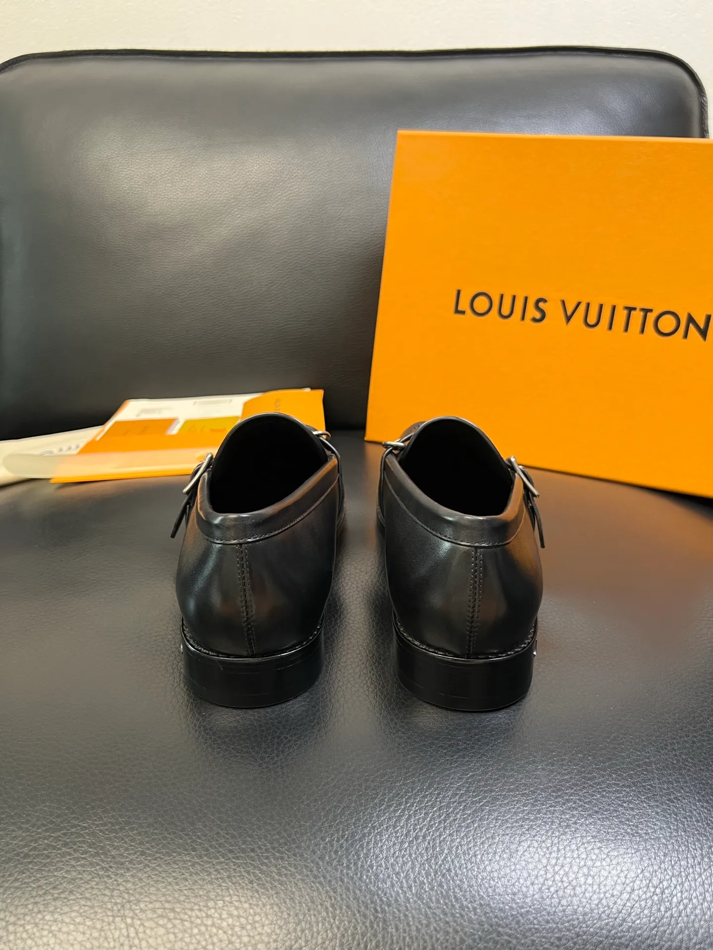 Men's shoes 💰920 Lv high quality top crafts Louis Vuitton leather shoes counter synchronized with original factory configuration, uppers imported from Italy, imported water-dyed cowhide lining, soles: original genuine leather soles specially provided by the original factory, original factory and single goods, welcome to compare, code number 39-44 (customized 38 45 46)